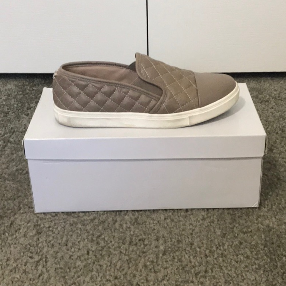 Zaander Grey shoe designed by Steve Madden